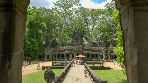 タ・プロム寺院アンコール遺跡の窓からの眺め — ストック写真