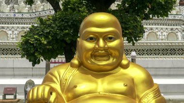 BANGKOK, THAILAND - 21 HAZİRAN 2017: Bangkok 'taki Wat Arun Tapınağı' nda oturan altın Buda 'ya yakın çekim