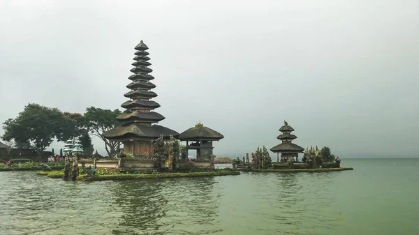 Torres de ulun danu beratan templo al lado del lago bratan, bali — Foto de Stock