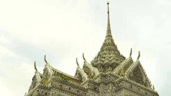 BANGKOK, THAILAND- GIUGNO, 21, 2017: tetto di un edificio nel complesso del tempio di Wat Arun a Bangkok — Foto Stock