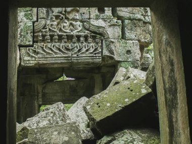 Bir lintel ta nei tapınağının kapısından görünüyor, Angkor.