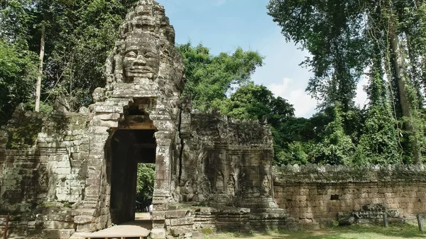 Tiro ancho de una torre de la cara en banteay kdei templo, angkor wat —  Fotos de Stock