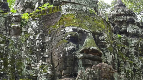 Vista cercana de una torre cubierta de liquen en angkor —  Fotos de Stock