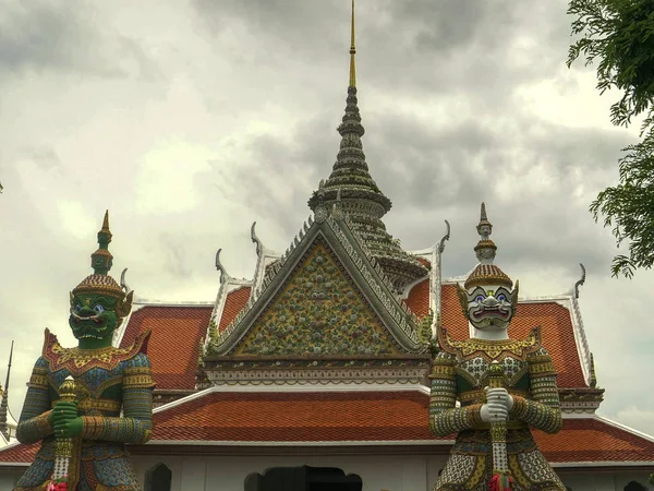 Zbliżenie dwóch gigantycznych posągów demona w świątyni Wat Arun, bangkok — Zdjęcie stockowe