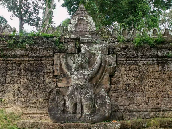 Vytesaný kámen garuda na vnější stěně chrámu preah chán — Stock fotografie