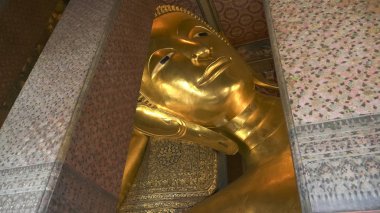 bangkok wat pho tapınağında yatan buda geniş çekim
