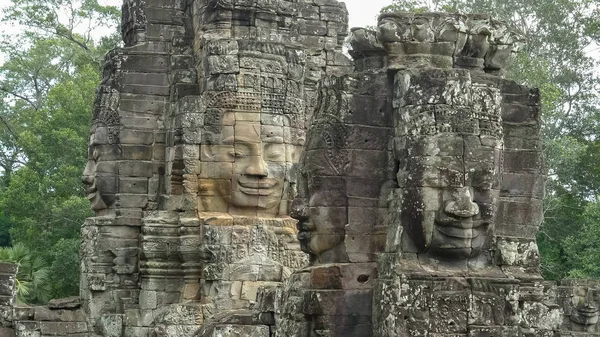 Cuatro grandes caras de piedra en el templo de bayon —  Fotos de Stock