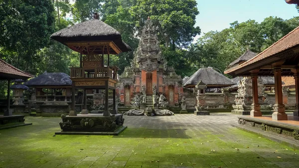 Templo hindú en el bosque de monos en ubud, bali — Foto de Stock