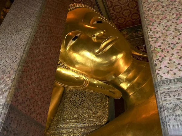 Tiro de cerca del buddha reclinado en el templo de wat pho en Bangkok — Foto de Stock