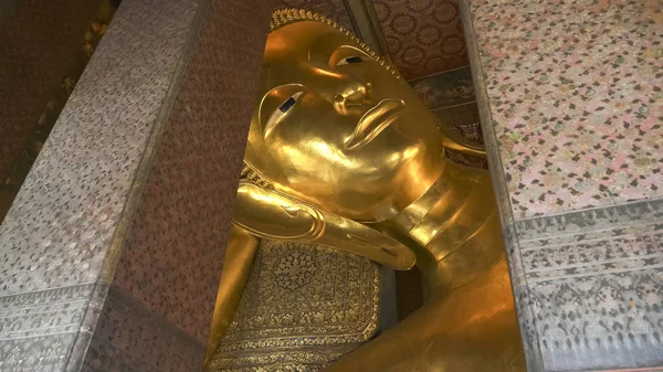 Bangkok wat pho tapınağında yatan buda geniş çekim — Stok fotoğraf