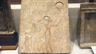 güneş tanrısı için lotus çiçek sunan akhenaten ve nefertit ünlü bir stela yakınlaştırmak