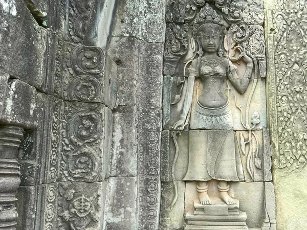 Een prachtige devata bas reliëf carving in Bayon Temple — Stockfoto