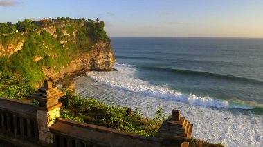 Uluwatu Tapınağı 'nda gün batımında Bali' nin önünde taş bir duvar vardı.