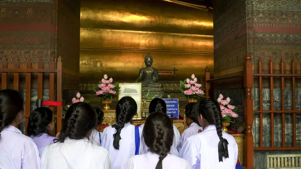 BANGKOK, THAILANDIA-GIUGNO, 21, 2017: ampia scelta di ragazze della scuola che adorano a Wat Pho Bangascar — Foto Stock
