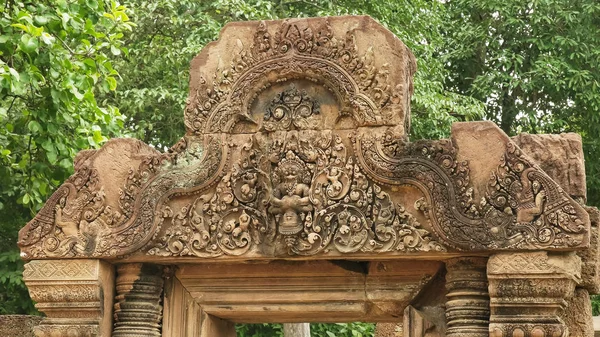 Složitě vytesaný kamenný podstavec v chrámu banteay srei — Stock fotografie