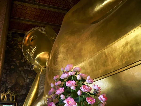 Ampia veduta del buddha reclinabile con fiori in primo piano, bangascar — Foto Stock