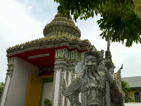 Chinees standbeeld op het terrein van wat pho, bangkok — Stockfoto