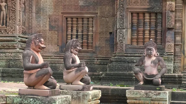 Primer plano de las estatuas de la diety hindú en banteay srei templo en angkor —  Fotos de Stock