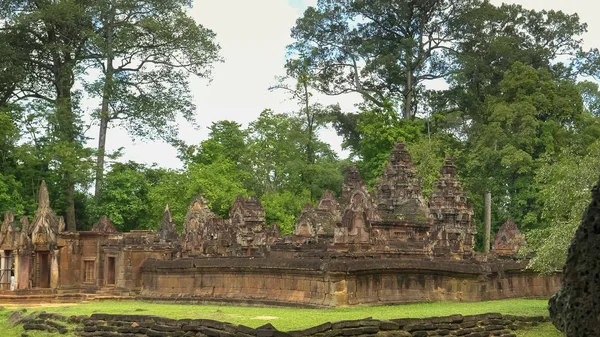 アンコールのバンテサイ寺跡の広い眺め — ストック写真