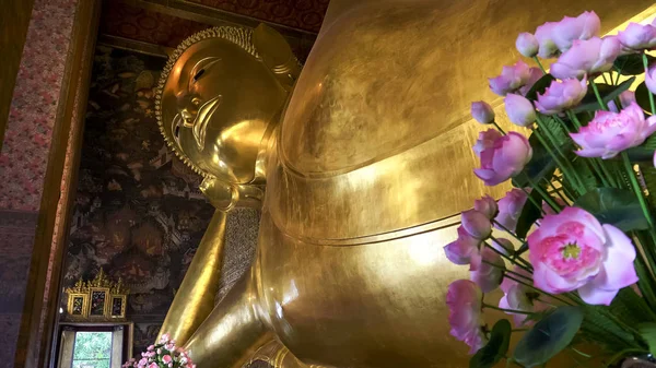 靠近倾斜的佛陀和鲜花在渡佛寺，曼谷 — 图库照片