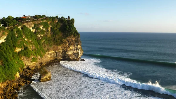 Tramonto da vicino guardando a est delle scogliere e navigare al tempio di uluwatu su bali — Foto Stock