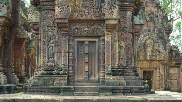 Szeroki strzał z dwóch Banteay Srei devatas w Angkor — Zdjęcie stockowe