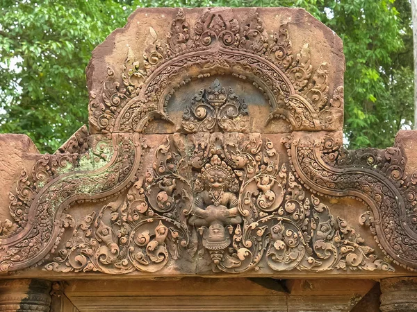 在angkor的banteay srei，narashima clawing hiranyakasipu — 图库照片