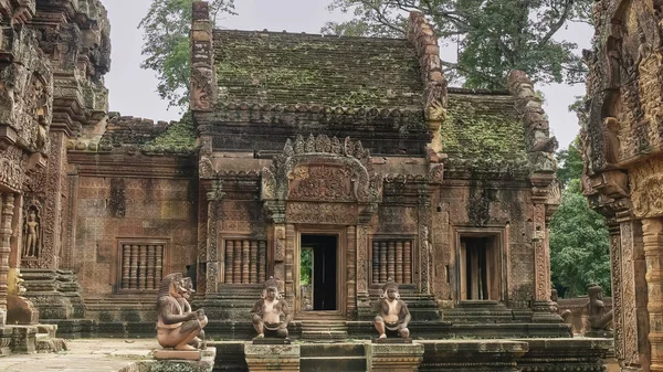 Amplia vista del santuario principal en banteay srei templo en angkor —  Fotos de Stock