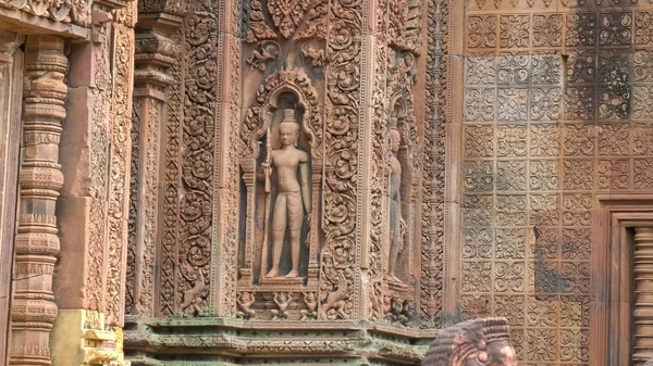 Baixo relevo no templo banteay srei em angkor — Fotografia de Stock