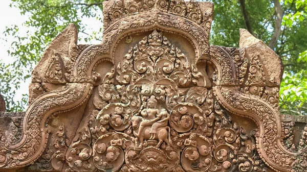 A carved pediment at banteay srei in angkor — Stock Photo, Image