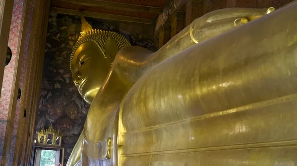 Close-up schuin zicht op de liggende Boeddha in bangkok — Stockfoto