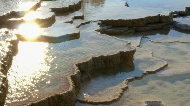 yellowstone höyük bahar teraslarda yansıyan güneş ışığı