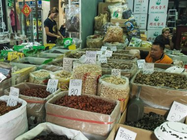Bangkok, Tayland- 21 Haziran 2017: Chinatown Bangkok'ta baharat, fındık ve kurutulmuş meyve satan mağaza