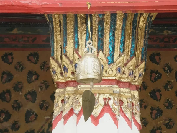 Close-up van een bel en een kolom in de Wat Arun-tempel in Bangkok — Stockfoto