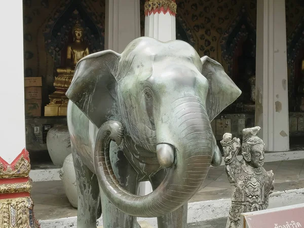 Una estatua de elefante en el templo de Wat Arun en Bangkok — Foto de Stock