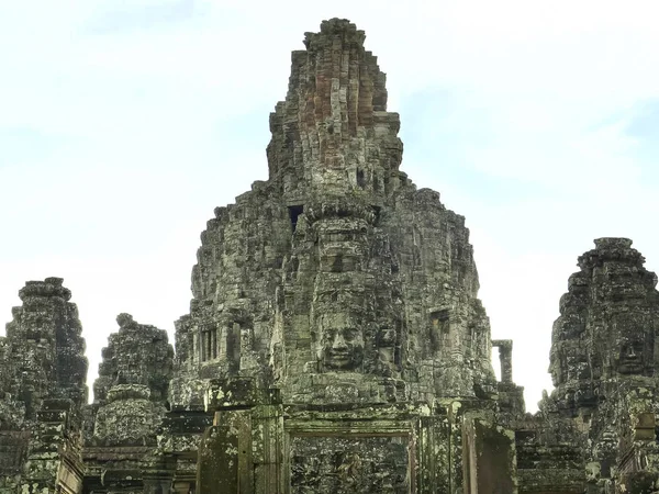 Una torre de cara en el templo de bayon cerca de angkor wat —  Fotos de Stock