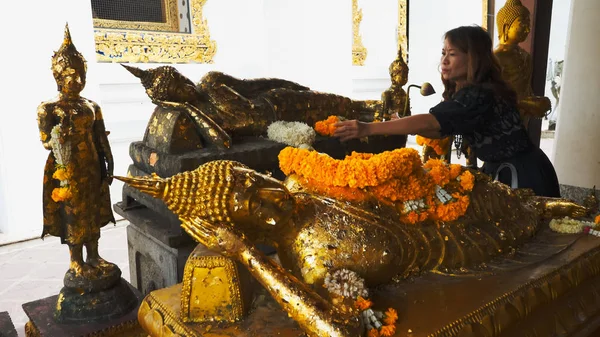 BANGKOK, THAILANDAN - 21 HAZİRAN 2017: Thai kadını Wat pho Temple, Bangkok 'ta çelenk gezdiriyor