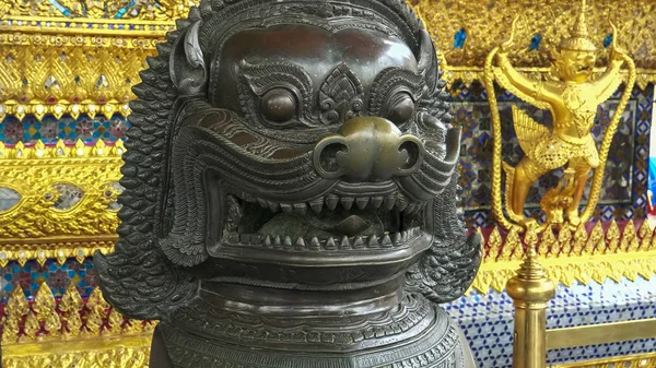 Close-up van een bronzen Chinese leeuw standbeeld bij wat phra kaew tempel in bangkok — Stockfoto