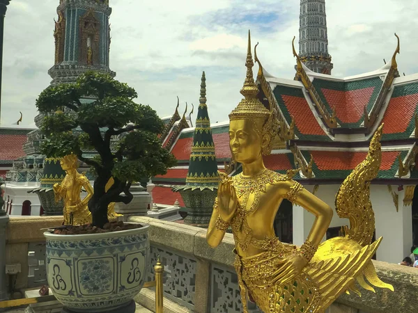 Golden Angel szobrok a Wat Phra Kaew templom Bangkokban — Stock Fotó