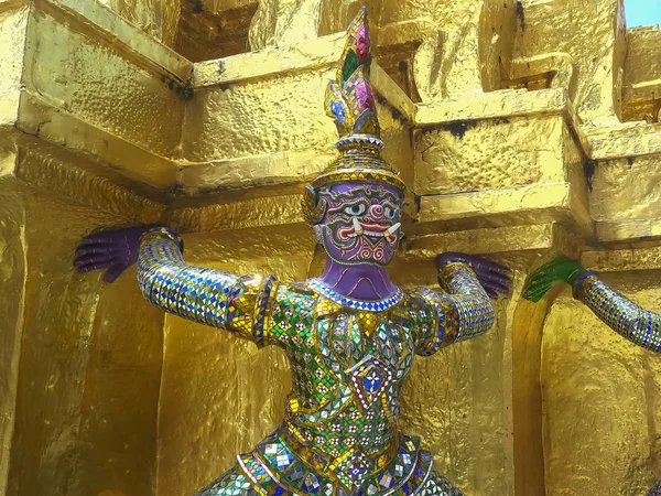 Close-up van mozaïek standbeelden in Wat Phra Kaew-Tempel — Stockfoto
