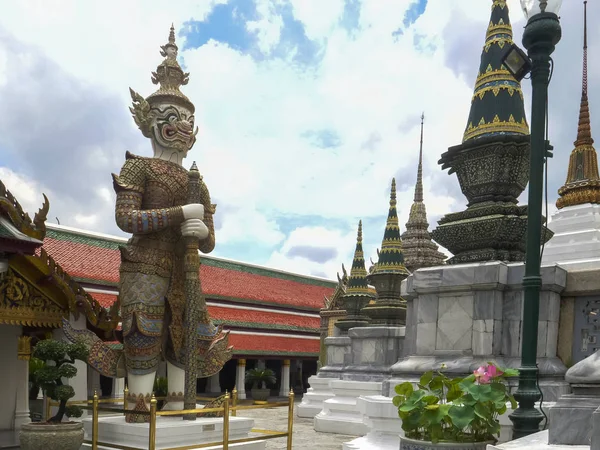 Weitschuss einer Dämonenstatue am wat phra kaew in bangkok — Stockfoto