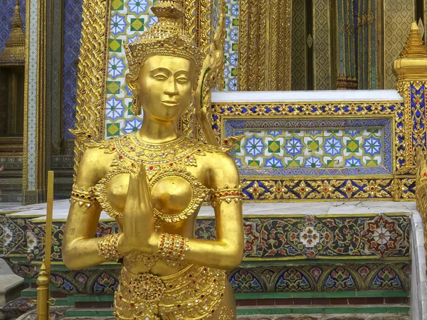 拍摄一个金色的天使在曼谷的wat phra kaew — 图库照片