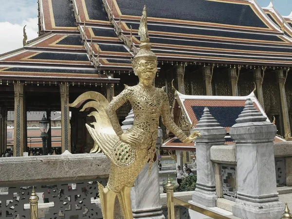 Angyal szobor a smaragd buddha templom Bangkok — Stock Fotó