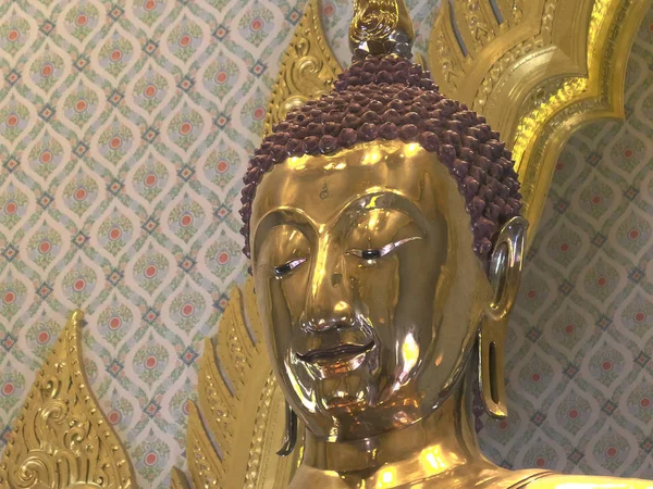 Close shot van het hoofd van een massief gouden Boeddhabeeld in wat traimit-tempel — Stockfoto