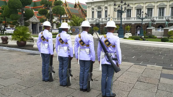 Bangkok, Tayland- Haziran 22, 2017 Bangkok büyük sarayda görev değiştiren muhafızlar