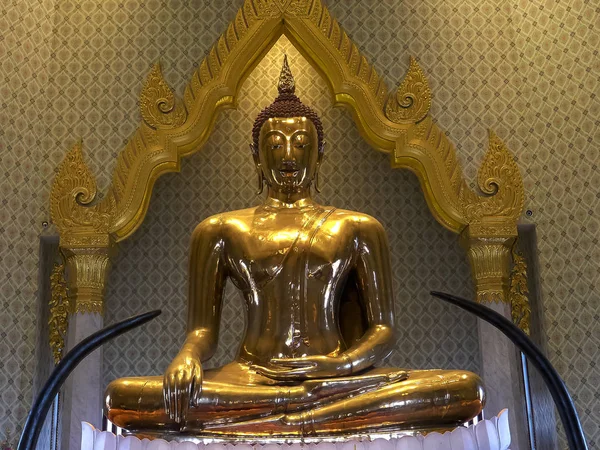 Vista frontale del buddha d'oro a Wat Traimit a Bangkok — Foto Stock
