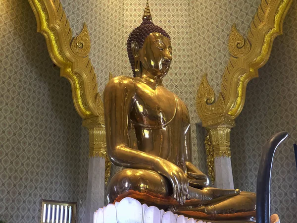 Lato sinistro del buddha in oro massiccio al tempio Wat Traimit a Bangkok — Foto Stock