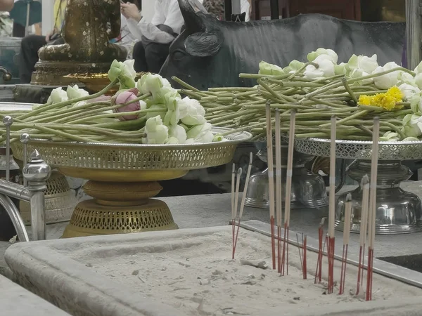 バンコクのエメラルド仏寺の蓮の花とお香 — ストック写真