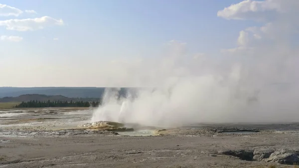 Ampla vista do geyser clepsydra em erupção em yellowstone — Fotografia de Stock