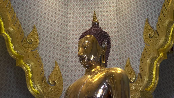 Close-up zijde op schot van de gouden boeddha in bangkok — Stockfoto